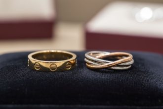 Bague Cartier Love en or rose avec vis et design emblématique