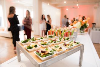 collaborateurs échangeant lors d'un événement d'entreprise convivial