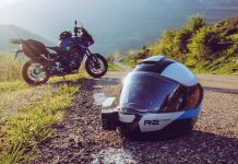 casque moto et une moto en arrière plan