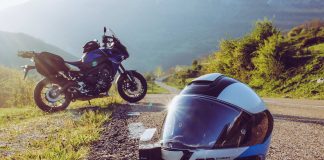 Exigence et haut de gamme : gros plan sur les équipements Arai casque moto et une moto en arrière plan