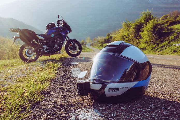 casque moto et une moto en arrière plan