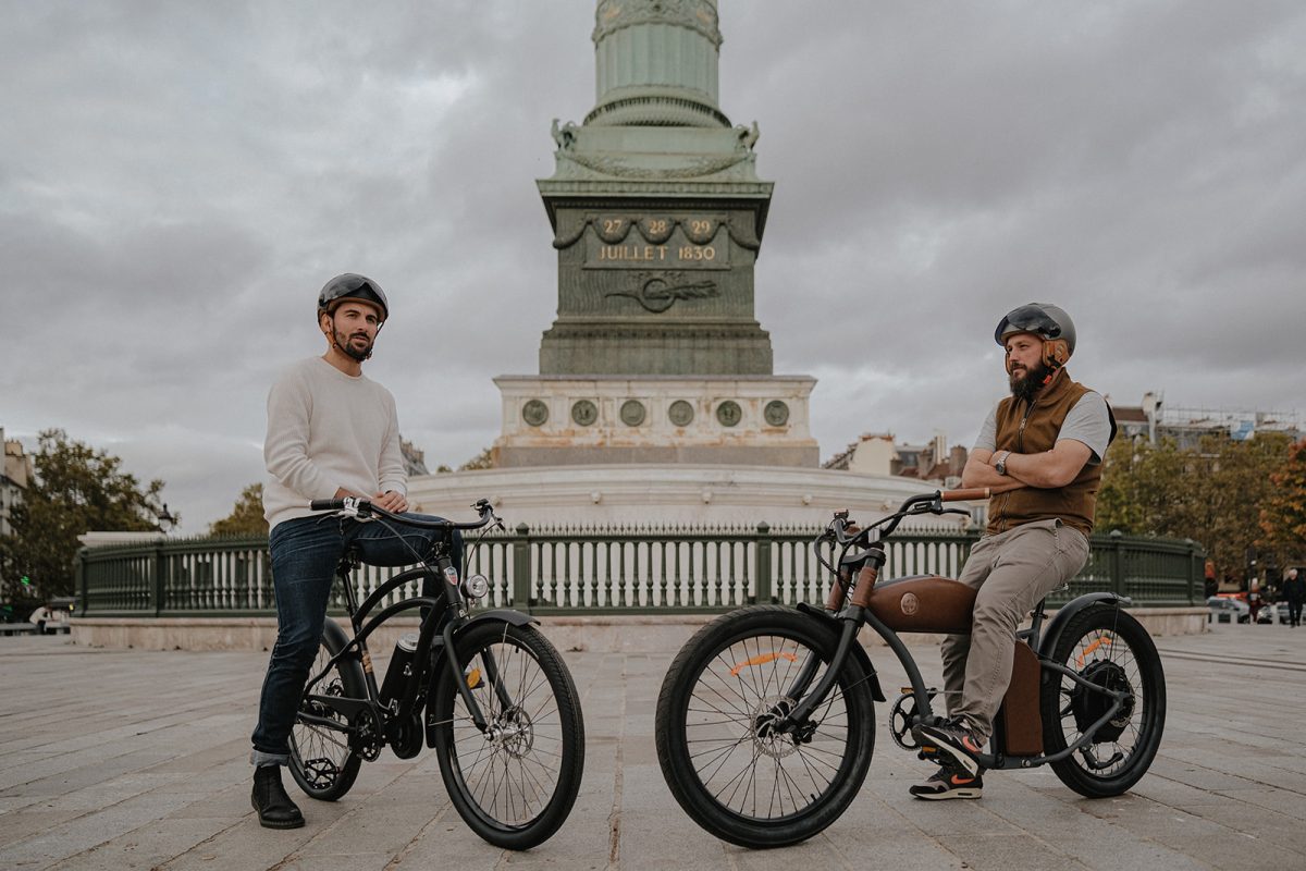 deux personnes à vélo