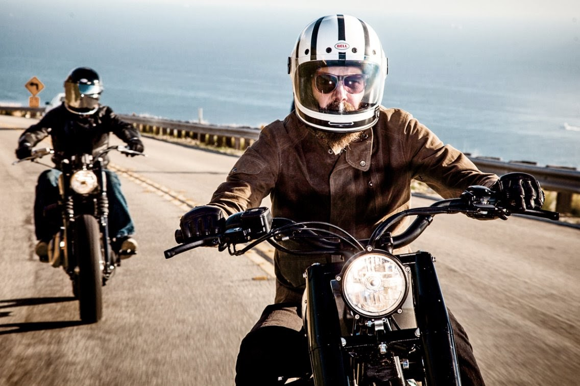 deux motards sur la route