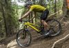 un homme en vélo