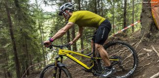 un homme en vélo
