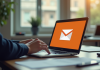 Espace de travail lumineux avec ordinateur portable Orange