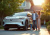 Famille heureuse avec SUV hybride 2025 dans la cour