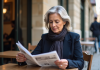 Femme lisant un journal dans un café parisien authentique