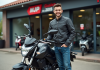 Où acheter la Magpower Avengers 125 au meilleur prix ? Jeune homme souriant avec moto Magpower Avengers 125