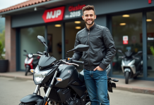 Où acheter la Magpower Avengers 125 au meilleur prix ? Jeune homme souriant avec moto Magpower Avengers 125