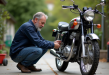 Entretien et maintenance du moteur Dax 125cc : conseils avisés Homme en chemise de travail vérifiant une moto Dax