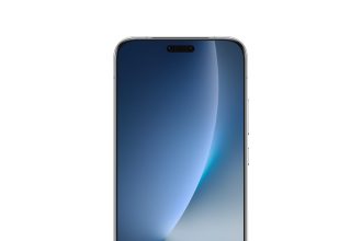 Deux smartphones affichant l'interface MagicOS avec un câble de transfert entre eux