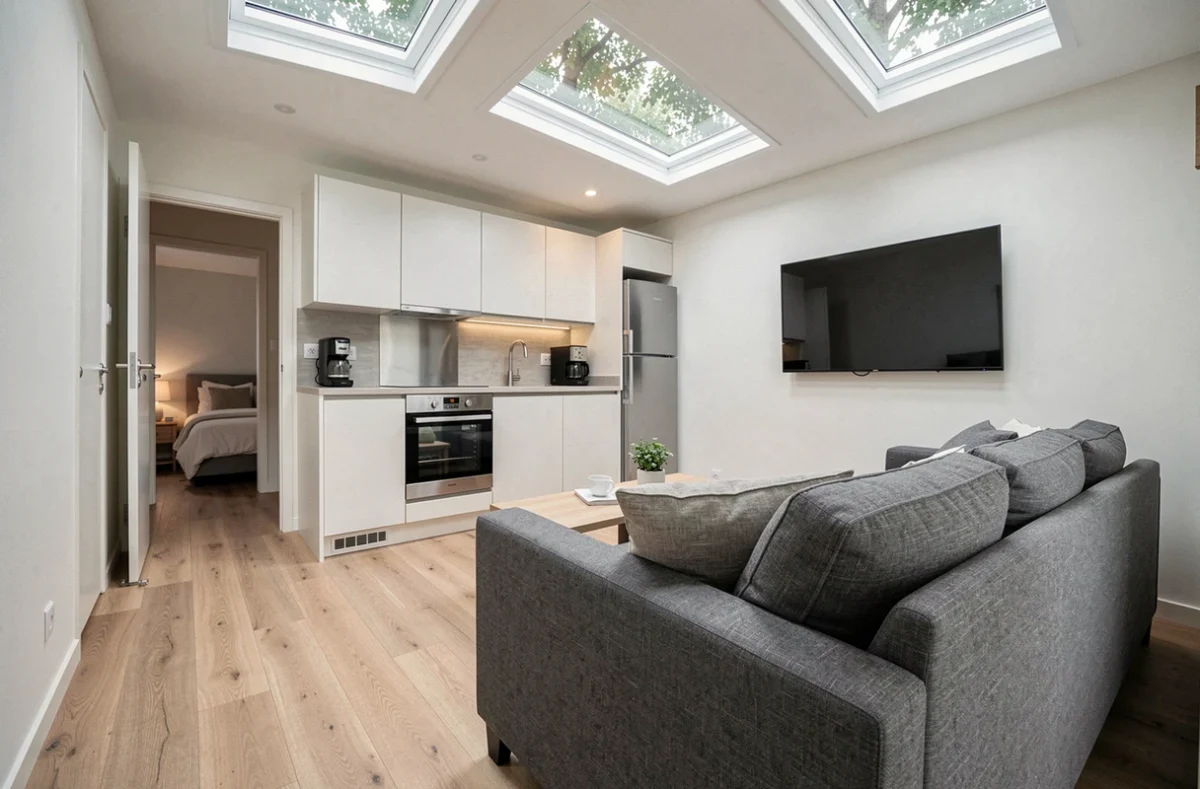 Intérieur contemporain d'un mobil-home haut de gamme fabriqué en France avec cuisine équipée et salon lumineux au style scandinave