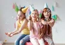 3 enfants fêtent un anniversaire