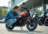 Comment évaluer le prix d’une moto 50 cm³ neuve en 2025 ? Jeune homme inspectant une moto 50cc en concession