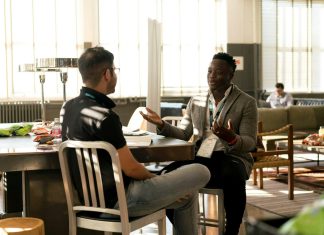 Les avantages de rencontrer des clients internationaux en personne échange professionnel entre deux hommes