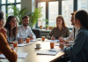 Groupe de collègues souriants lors d'un atelier en réunion