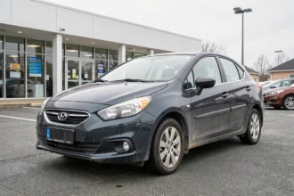 Voiture hybride d'occasion présentée sur le parking d'un garage